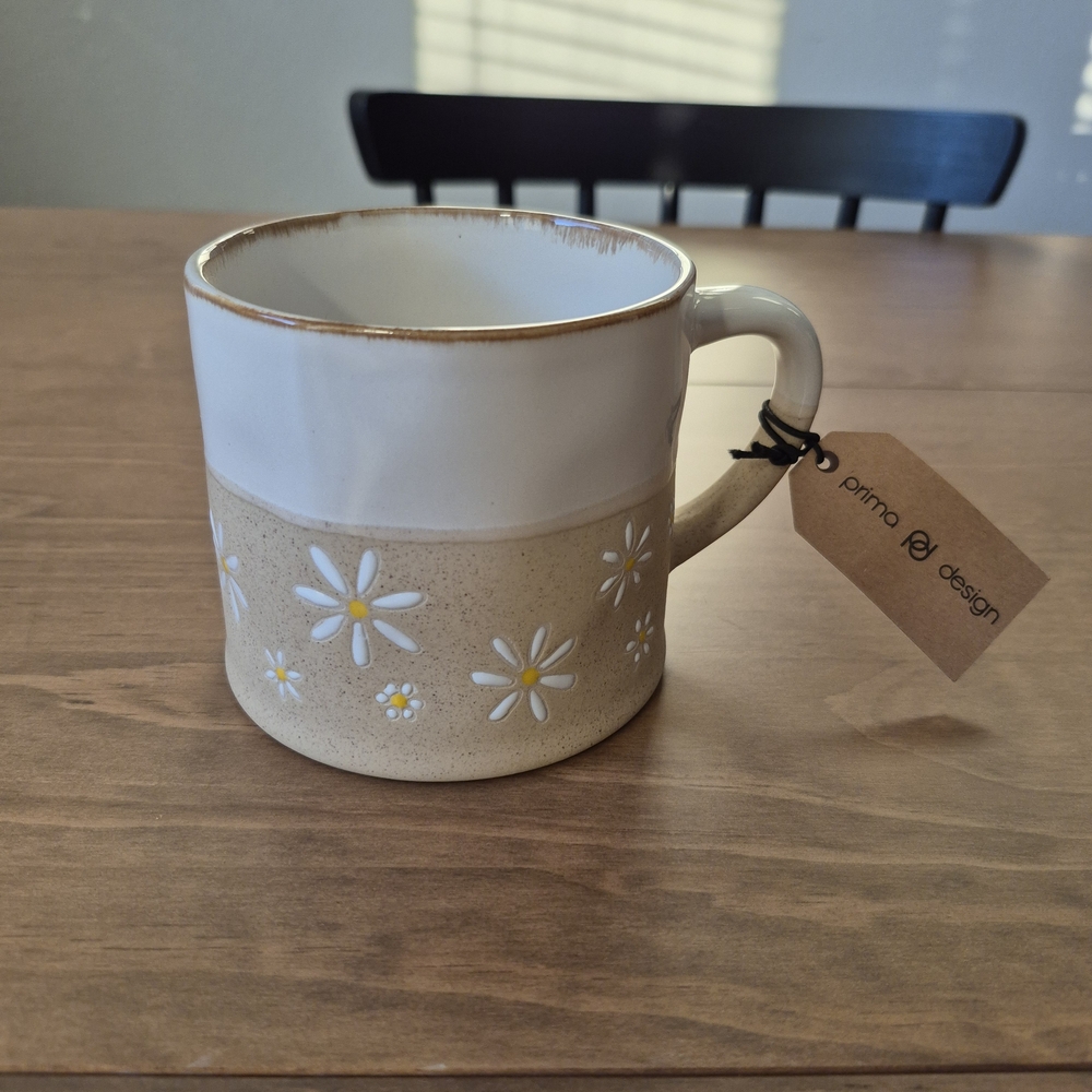 White and Tan Daisy Mug